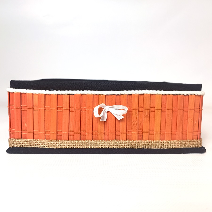 Sada košíků z bambusu a černé látky