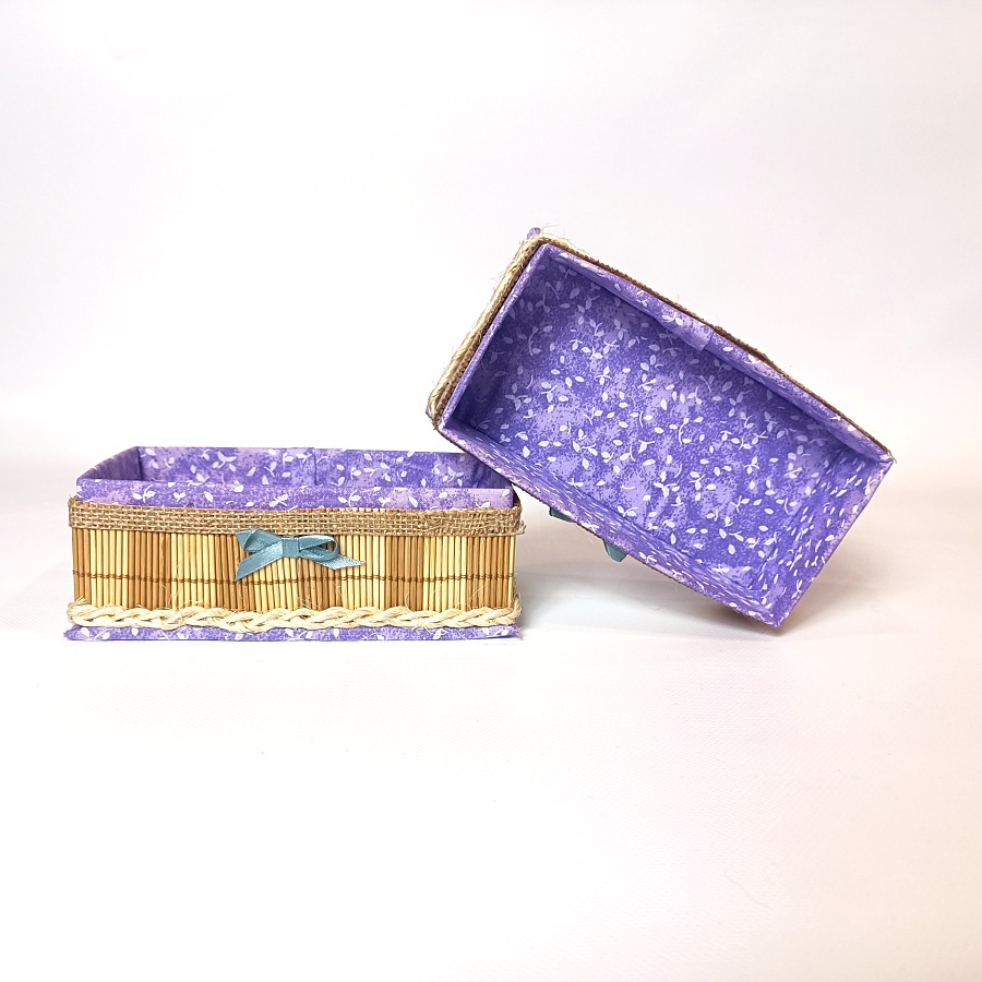 Sada košíků z bambusu a fialové látky