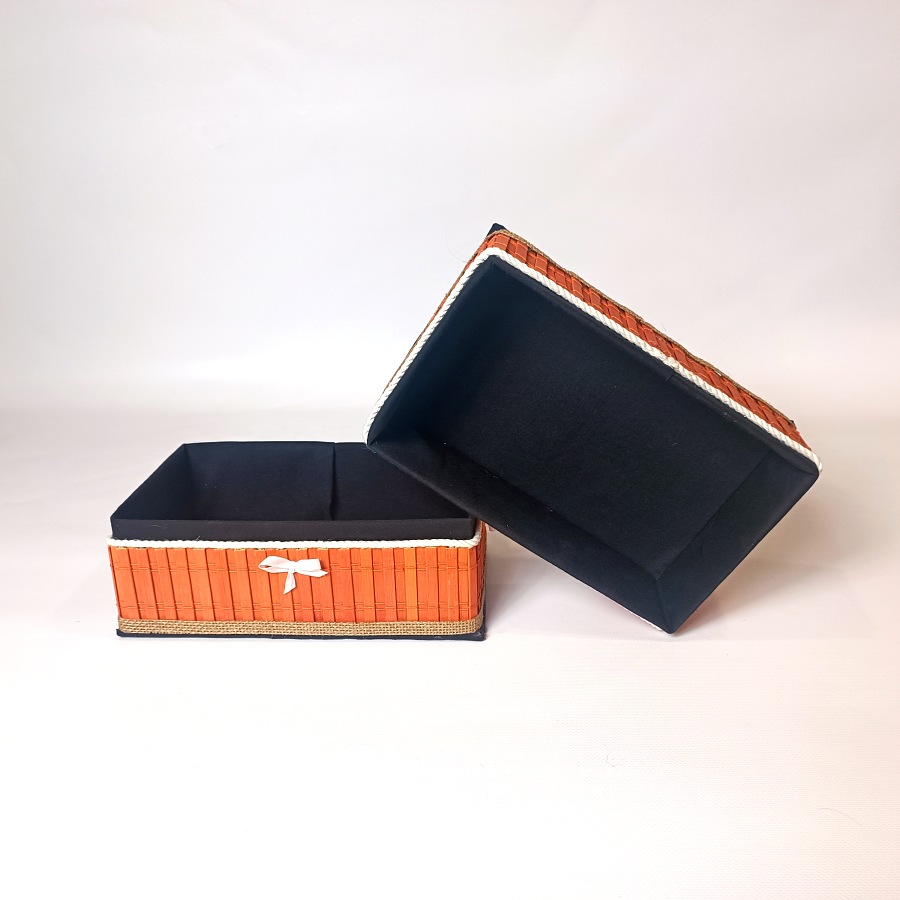 Sada košíků z bambusu a černé látky