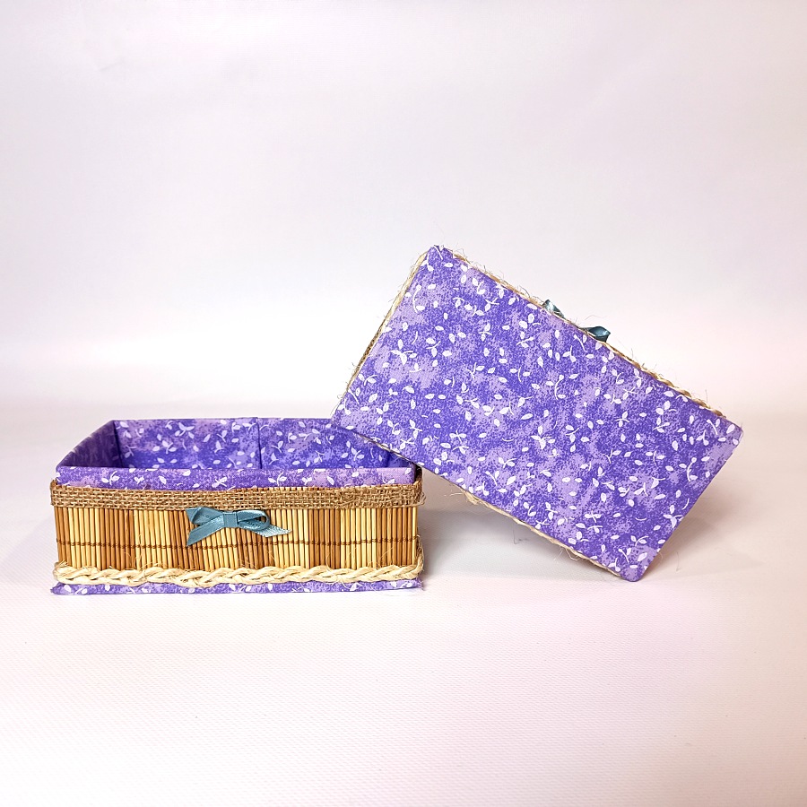 Sada košíků z bambusu a fialové látky
