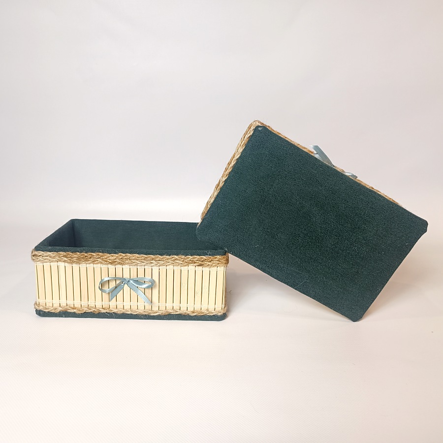 Sada dvou košíků z bambusu a tmavě zelené džínoviny