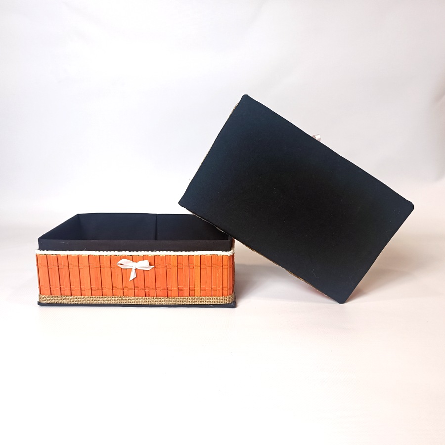 Sada košíků z bambusu a černé látky