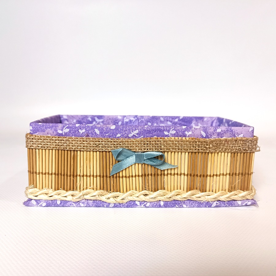 Sada košíků z bambusu a fialové látky